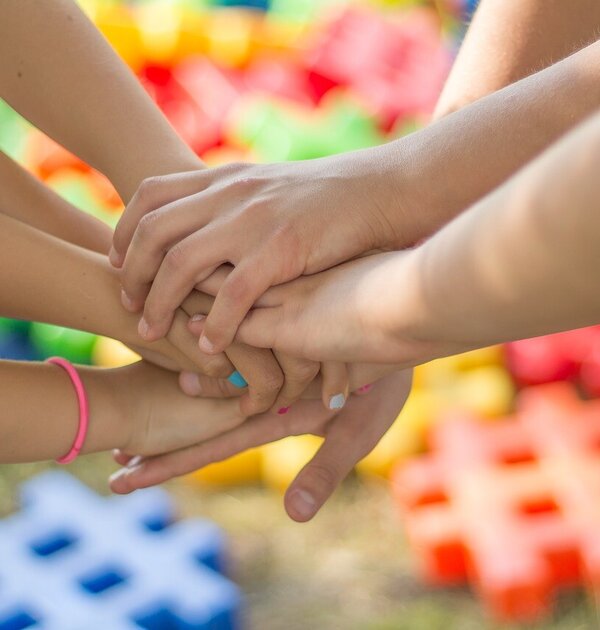 hands_g8dda23b56_1280