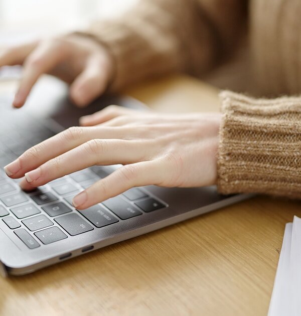 young_beautiful_hispanic_woman_using_laptop_office