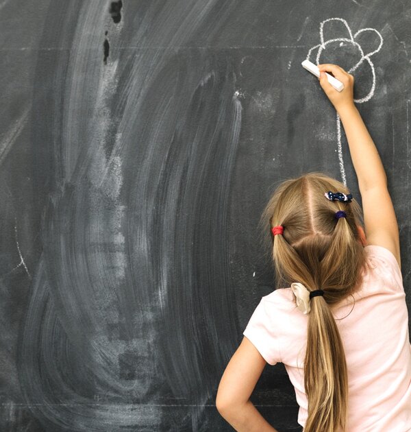 girl_drawing_blackboard